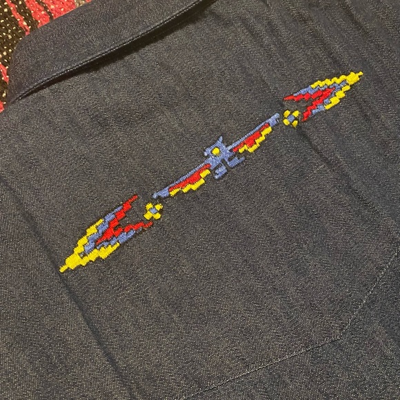 Women’s VTG Lone Feather button up - Picture 10 of 10